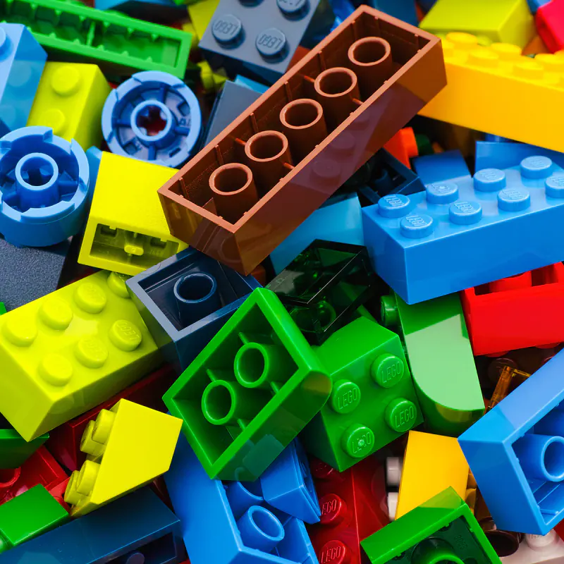 Turn din cuburi colorate construit de un copil