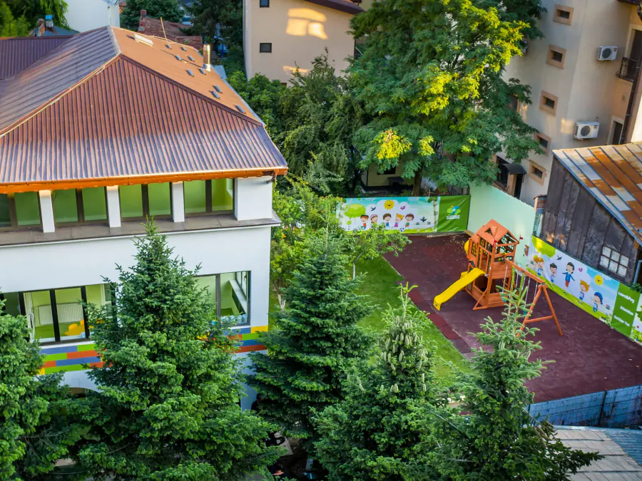 Curtea văzută de sus: 1000 mp cu loc de joacă și spațiu verde