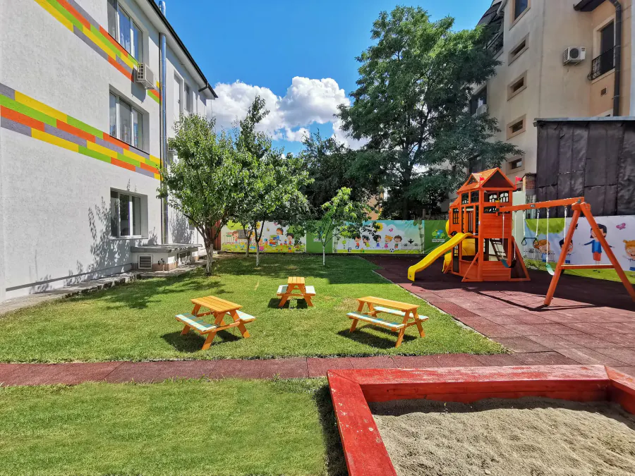 Locul de joacă, groapa de nisip și mesele de picnic