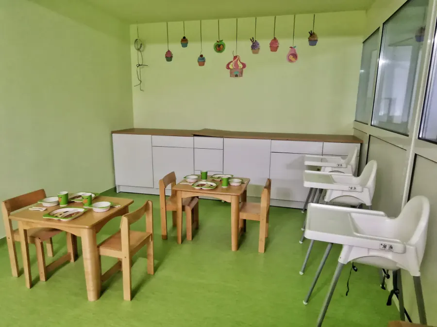 Sala de mese a celor mici, cu scăunele înalte